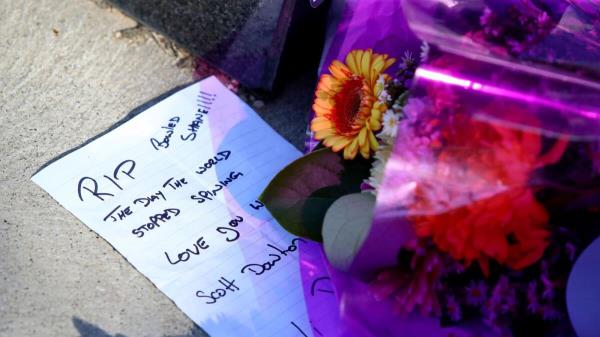 A handwritten message is seen at the ba<em></em>se of the statue of late Australian cricket legend Shane Warne in Melbourne on Wednesday. — AFP