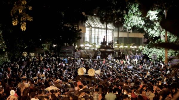 Demo<em></em>nstrators protest near President Gotabaya Rajapaksa's residence demanding his resignation. — Reuters