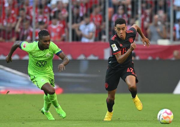 Wolfsburg midfielder Ridle Baku (left) and Bayern Munich midfielder Jamal Musiala vie for the ball. (AFP)