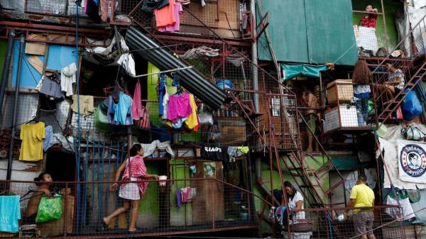 Residents of a small apartment building do house chores outside their units amid the lockdown to co<em></em>ntain the coro<em></em>navirus disease in Manila, on May 4. — Reuters file