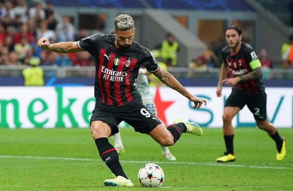 AC Milan's Olivier Giroud scores from the penalty spot against Dinamo Zagreb. (AP)