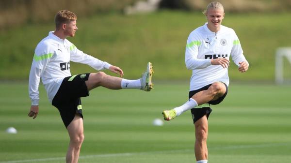 Manchester City striker Erling Haaland (right) and midfielder Kevin De Bruyne during a training session Tuesday. — AFP