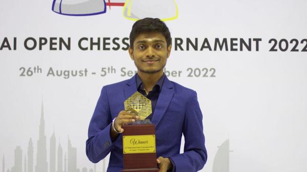 GM Aravindh Chithambaram holds his champio<em></em>nship trophy. — Jobannie Tabada
